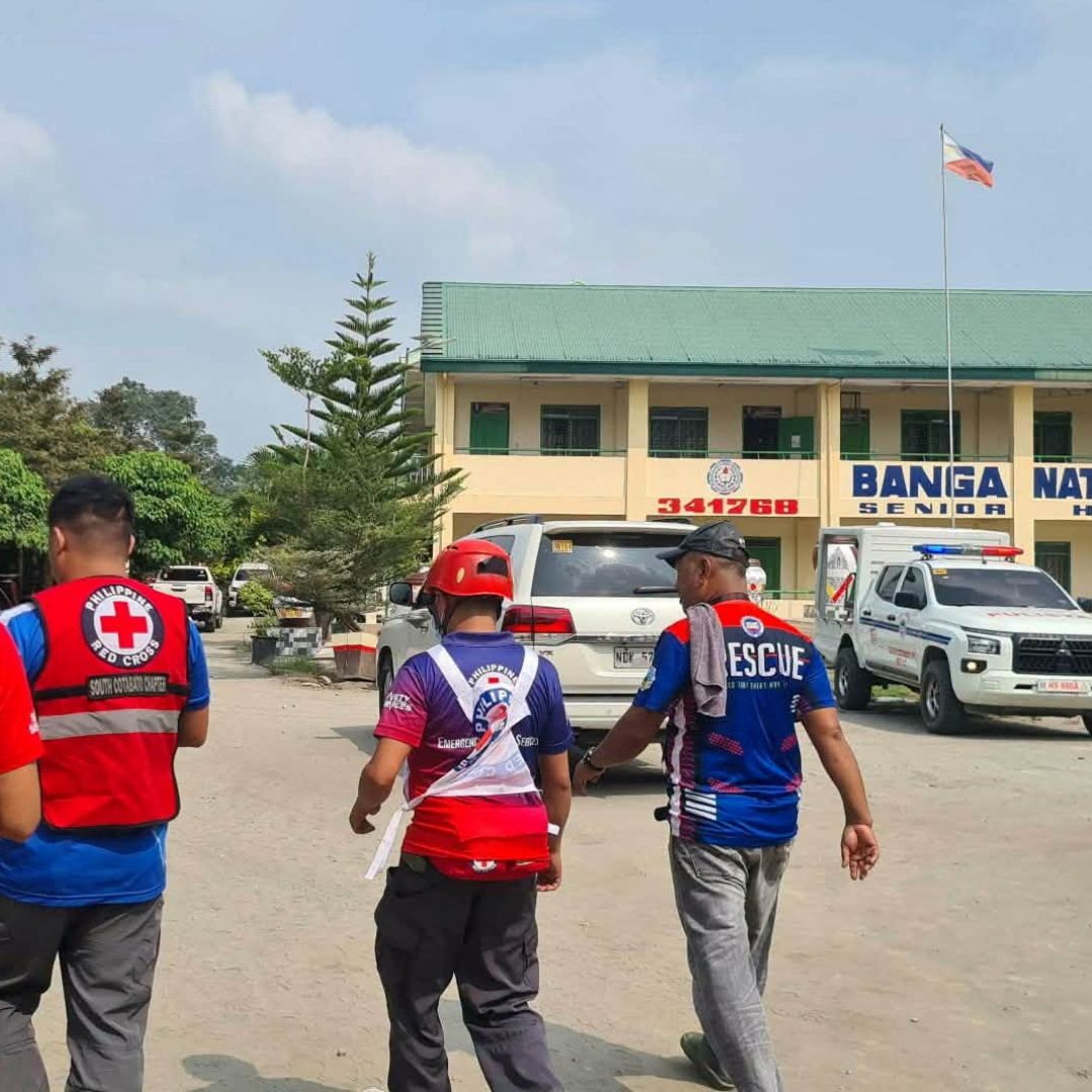 Equipos de rescate llegan a una escuela al sur de Filipinas donde se reportó un tiroteo