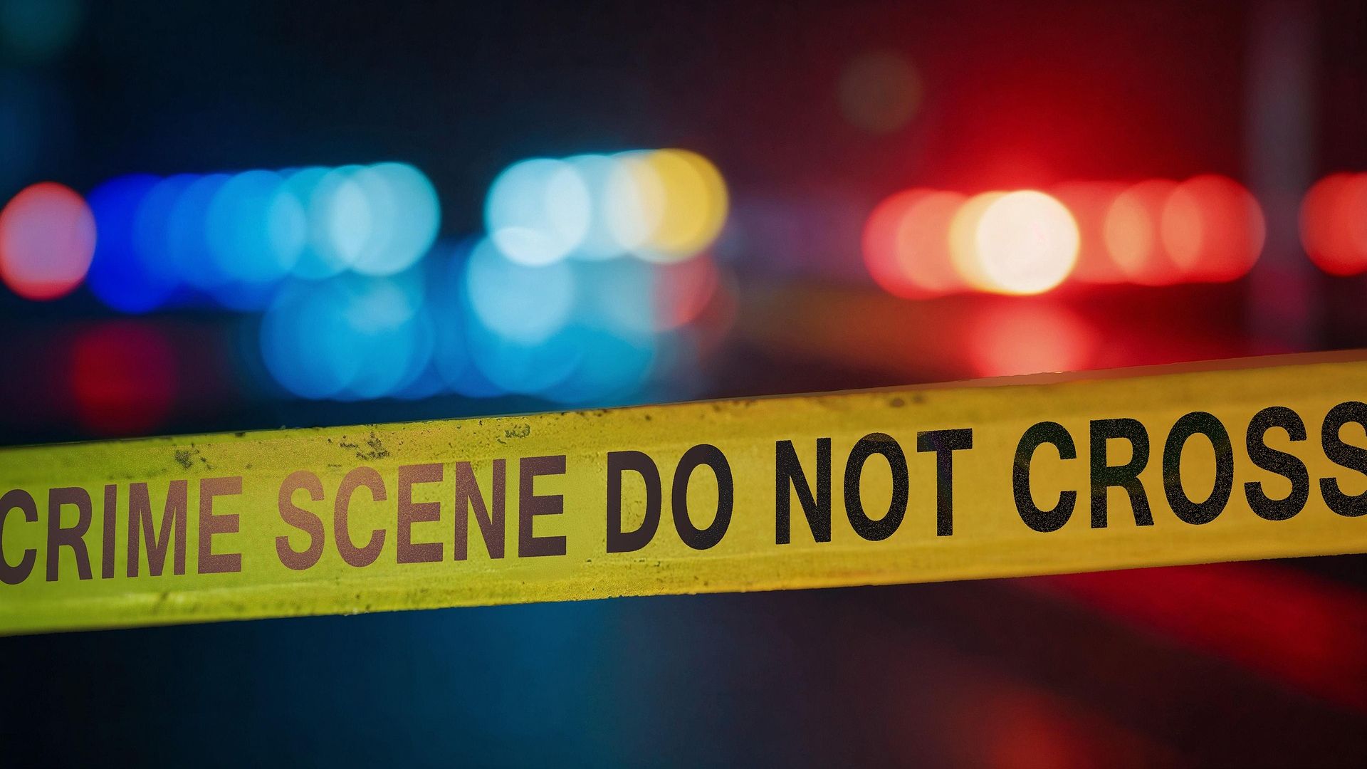 Escena del crimen aislada con una cinta policiaca