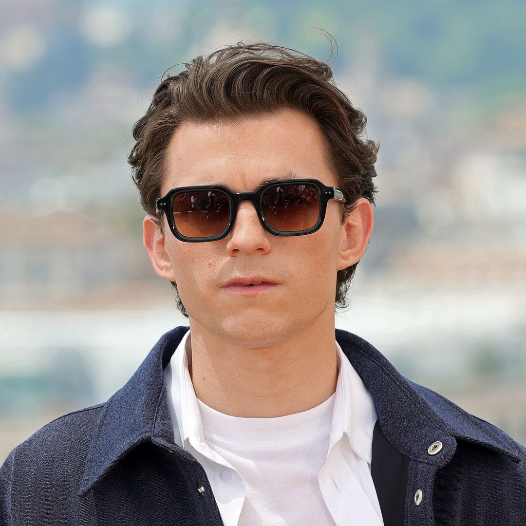 Tom Holland con lentes oscuros
