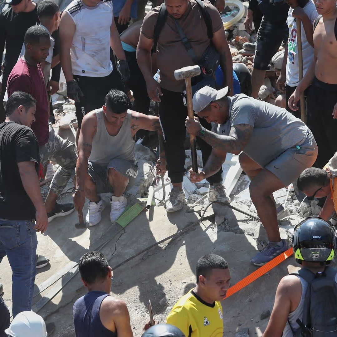 Residentes buscan a personas atrapadas entre los escombros tras el terremoto magnitud 7.4, que azotó Colombia