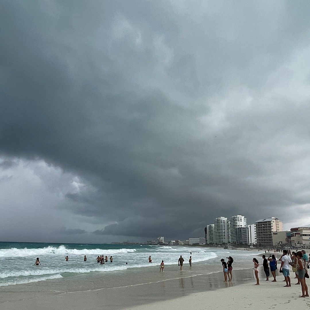 Día nublado en Cancún por ciclón Lisa en noviembre 2022. Foto: Cuartoscuro | Archivo