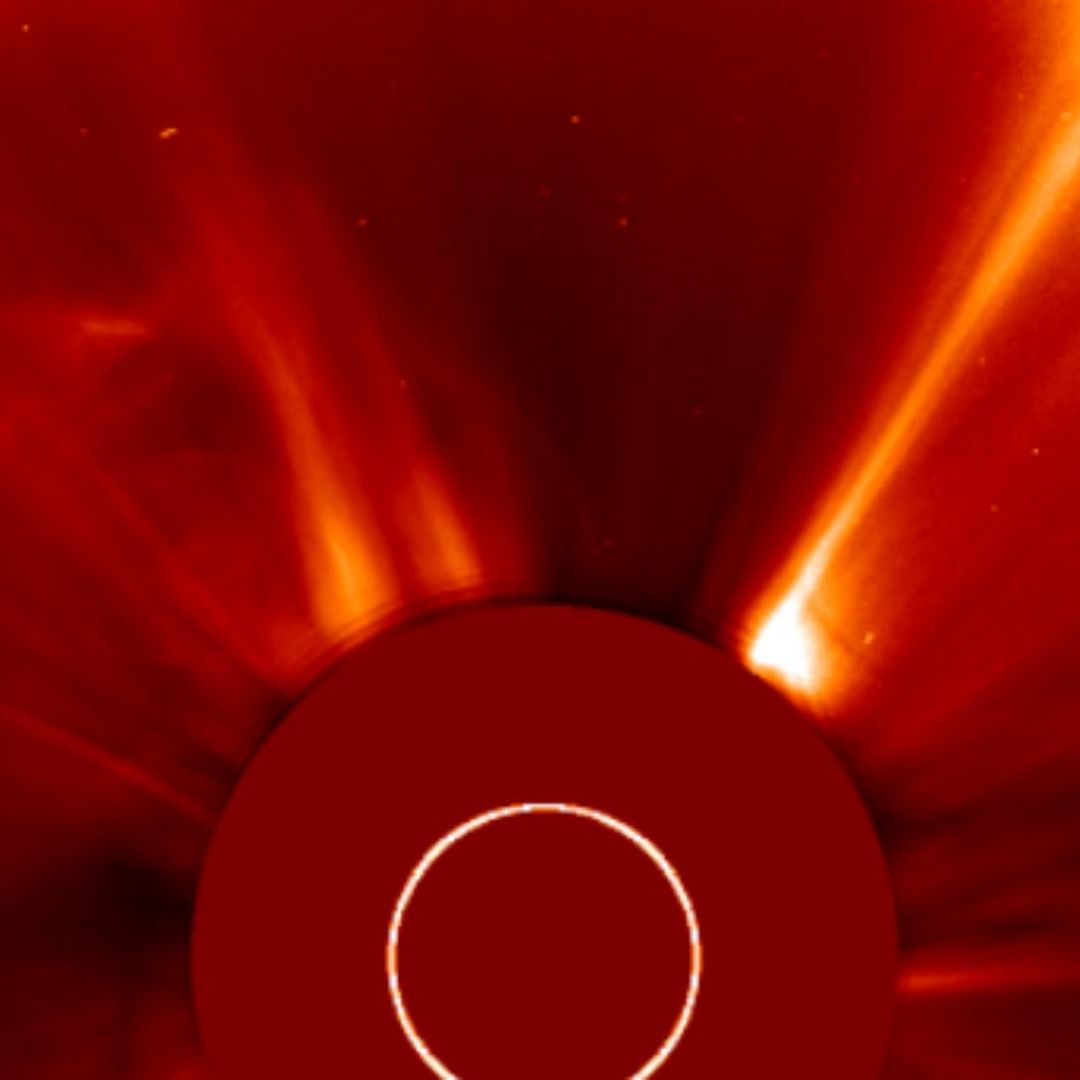 A la izquierda, una eyección de masa coronaria captado por Soho