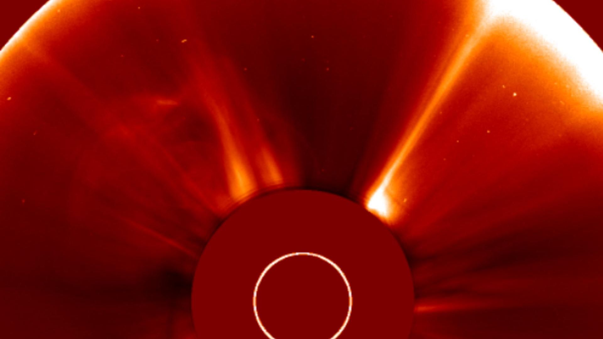 A la izquierda, una eyección de masa coronaria captado por Soho