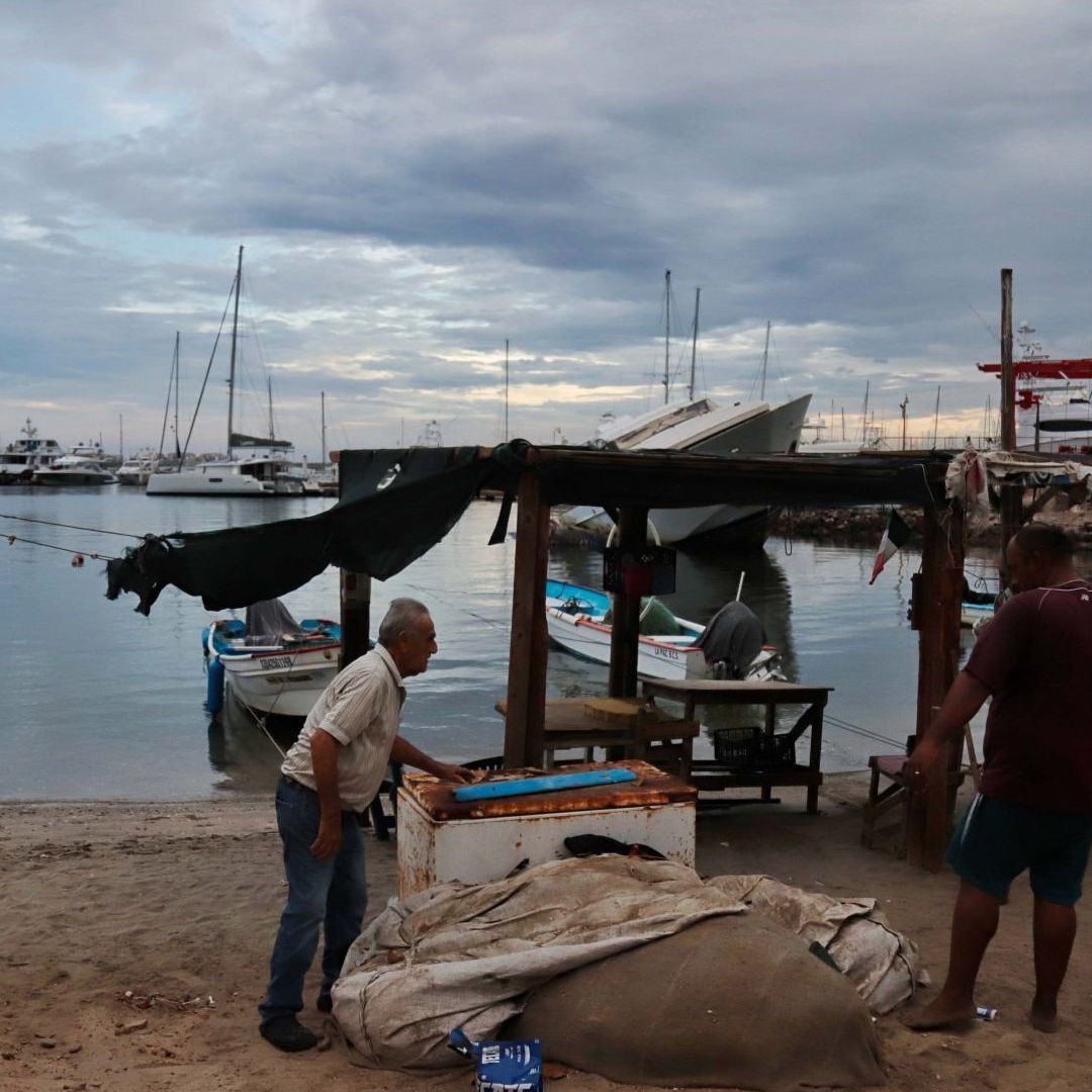 Persona se preparan para la llegada de una tormenta tropical en Baja California Sur