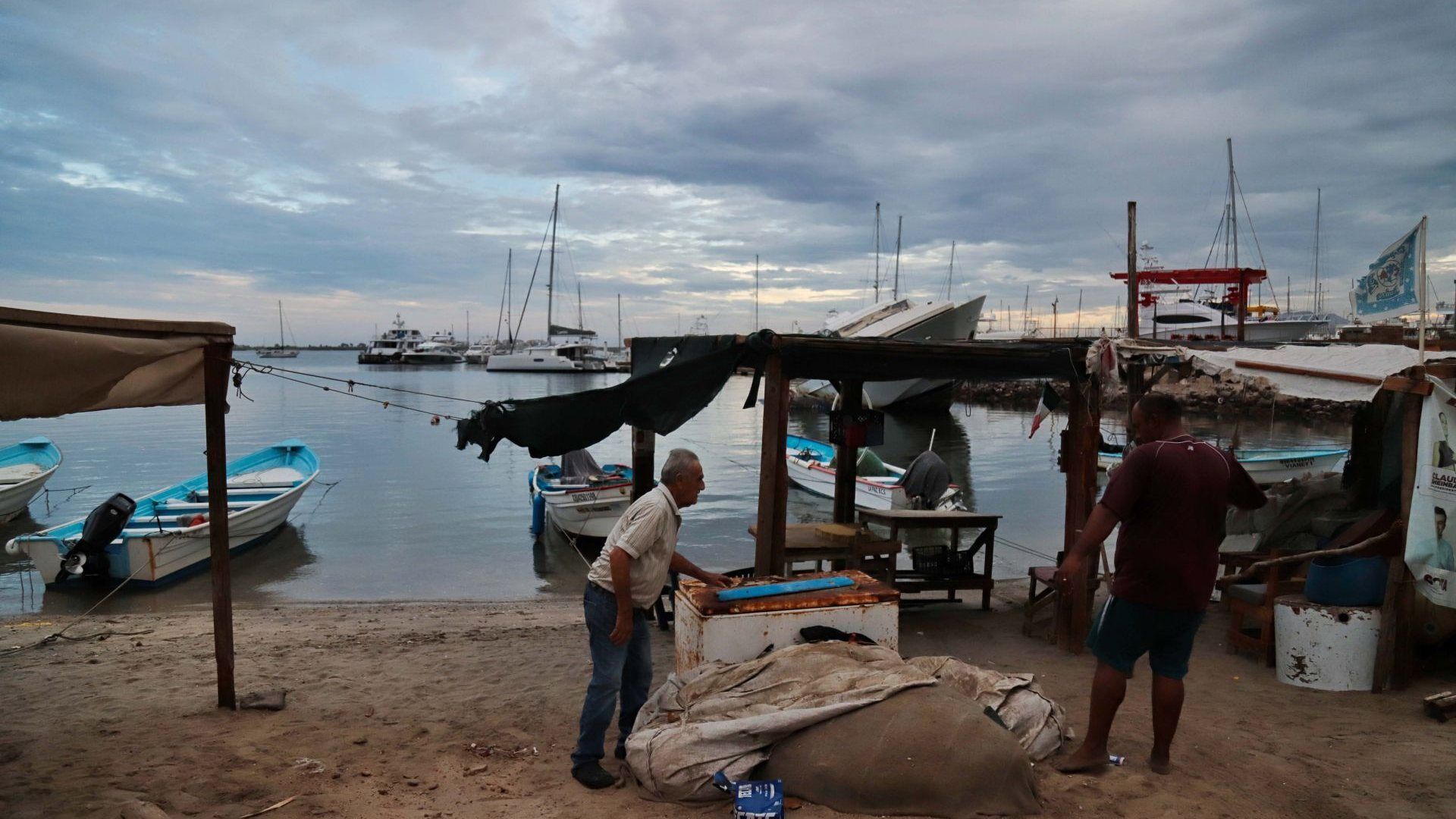 Persona se preparan para la llegada de una tormenta tropical en Baja California Sur
