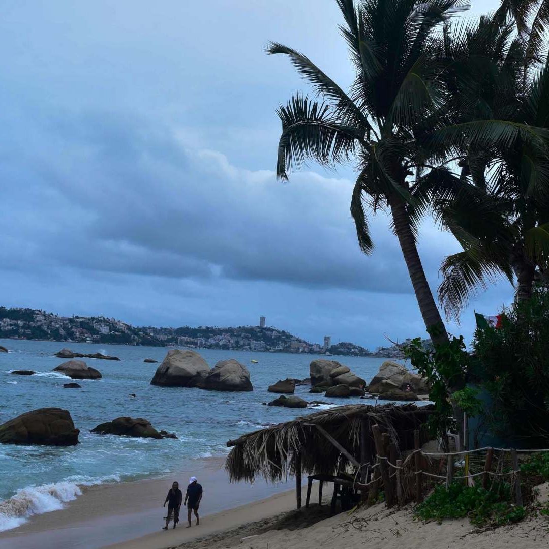 Playas de Acapulco en septiembre 2025, durante cercanía de una baja presión. Foto: Cuartoscuro | Archivo