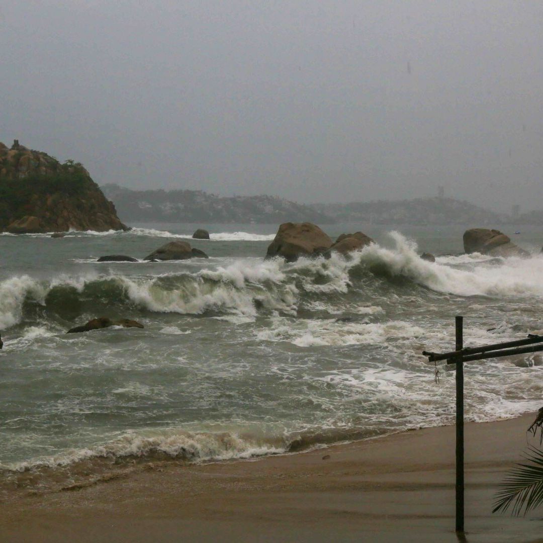 Marejadas en las playas de Acapulco por la tormenta Boris en junio 2026. Foto: Cuartoscuro | Archivo