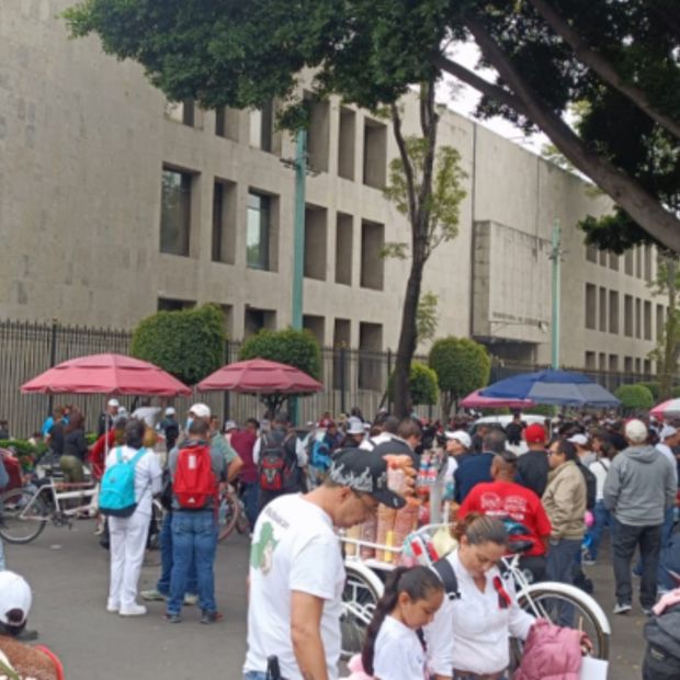 Los trabajadores de la salud mantienen un bloqueo al exterior de la Segob