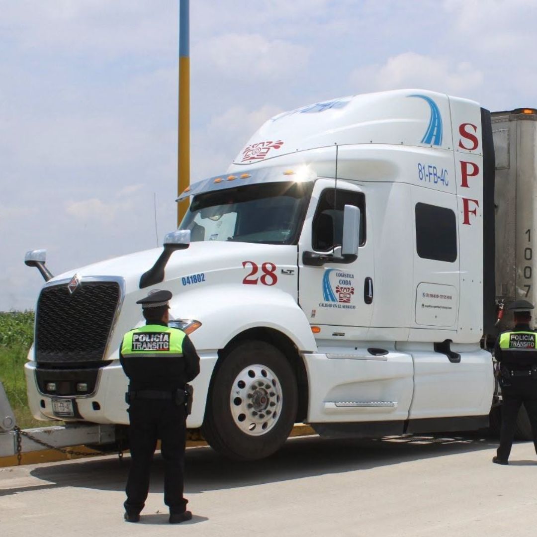 Tractocamión Recuperado Abandonado Mal Estacionado San Francisco Ocotlán Coronango Puebla