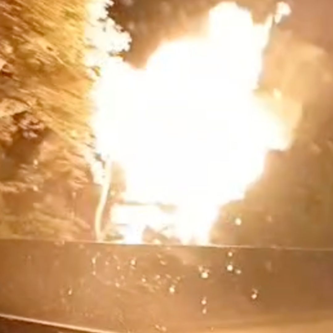 Sujetos incendian y abandonan un tractocamión en la autopista Puebla-Orizaba.