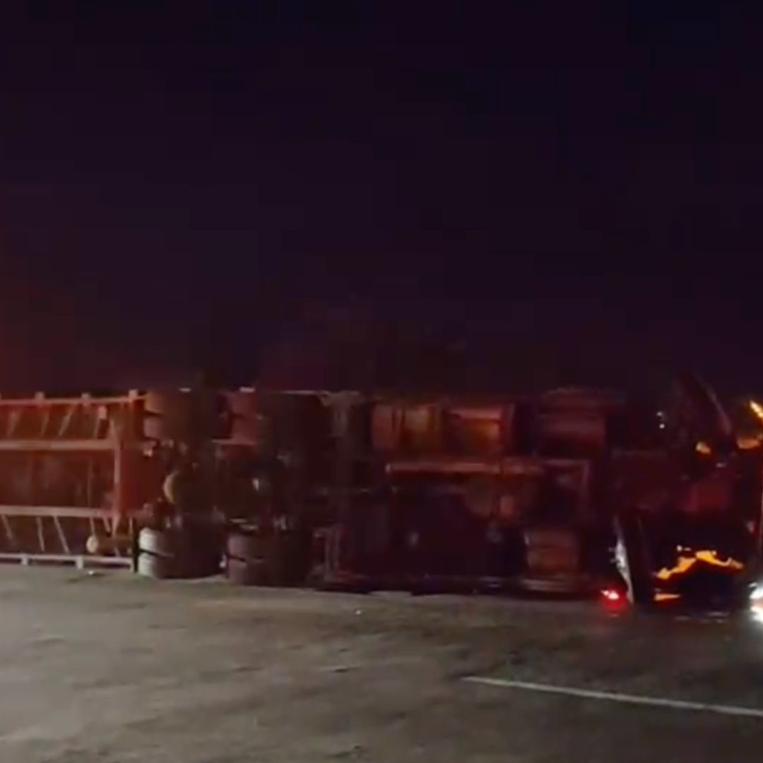 Tráiler cargado con fierro viejo choca vuelca en la autopista 150D Orizaba-Puebla