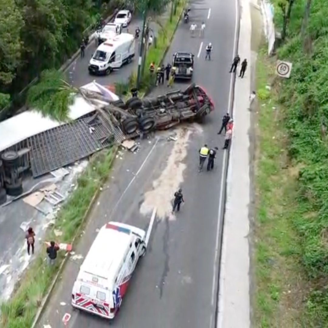 Tráiler Cargado con Leche en Polvo Vuelca Sobre Bulevar en Xalapa, Veracruz