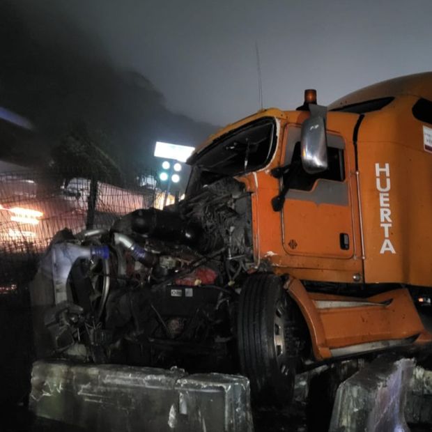 Tráiler evita choque y termina impactando muro en Orizaba