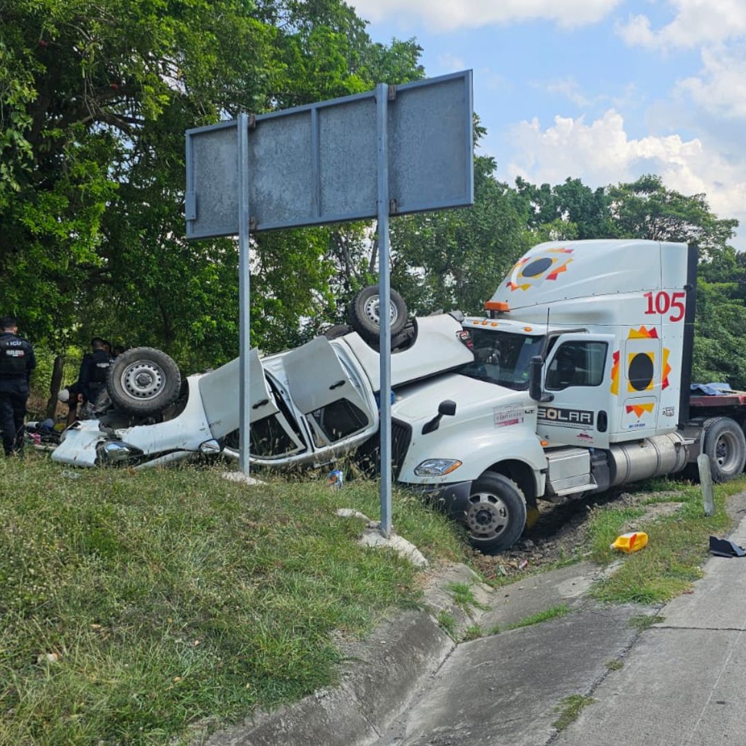Camioneta Termina Volcada tras Ser Impactada por un Tráiler en la Carretera México-Tuxpan
