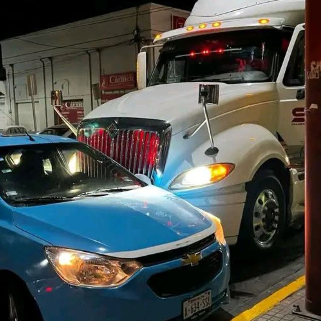 El taxista movió su unidad para interceptarlo y cerrarle el paso.