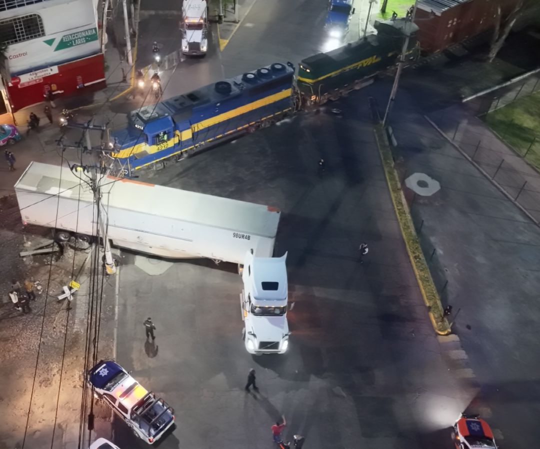 Tráiler choca en la Vía Morelos