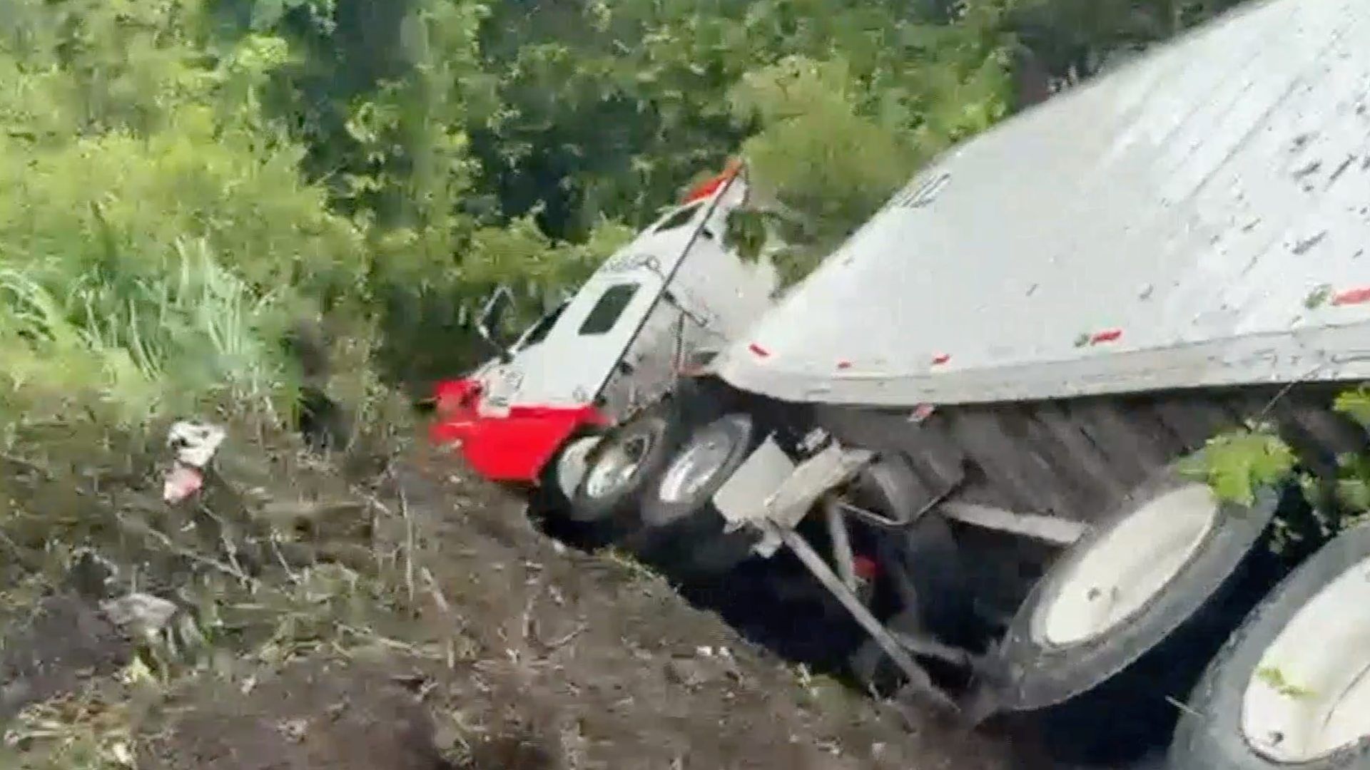 Tráiler vuelca por evitar accidente mayor en la carretera Paso del Toro-Veracruz