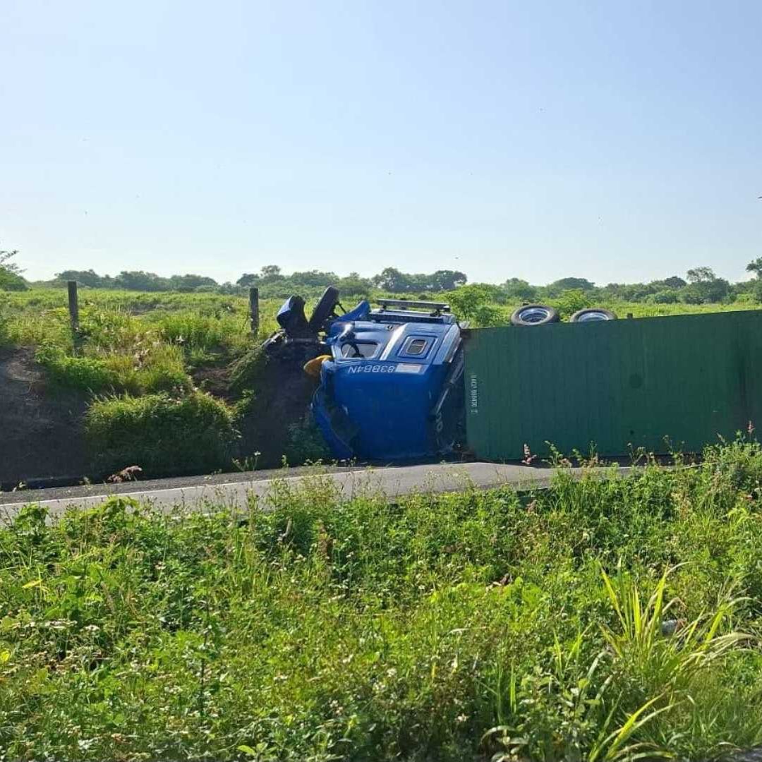 Bloqueada totalmente la carretera Veracruz-Xalapa por volcadura de un tráiler.