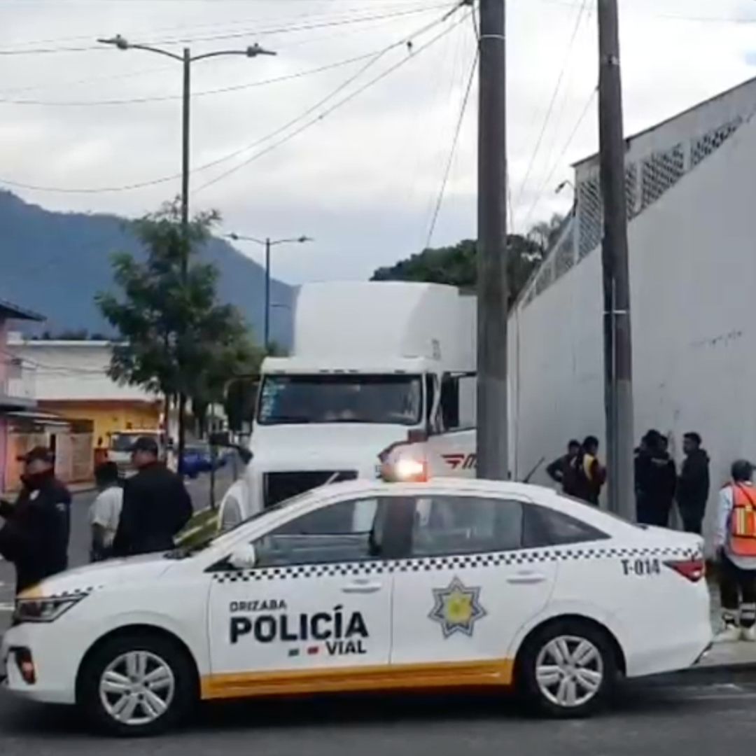 Agente vial marca el alto a tráiler que circulaba en sentido contrario y es embestido por el conductor
