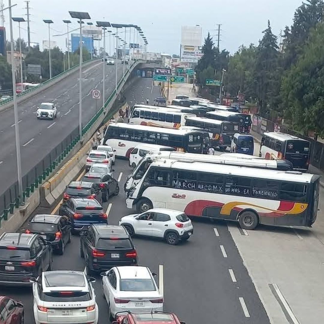 Los transportistas mantienen un bloqueo en el Periférico Norte, Edomex