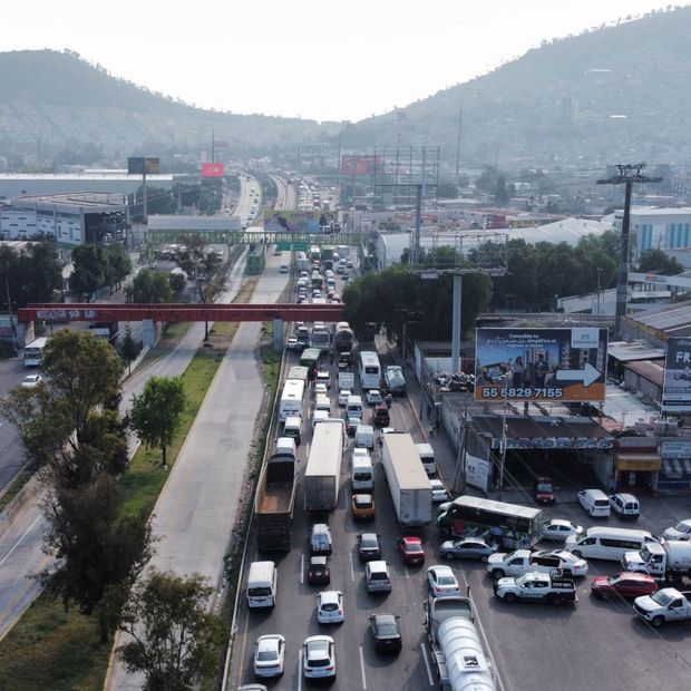 Transportistas realizan una caravana sobre la autopista México-Pachuca para exigir mayor seguridad en las carreteras, lo que provoca largas filas de vehículos.