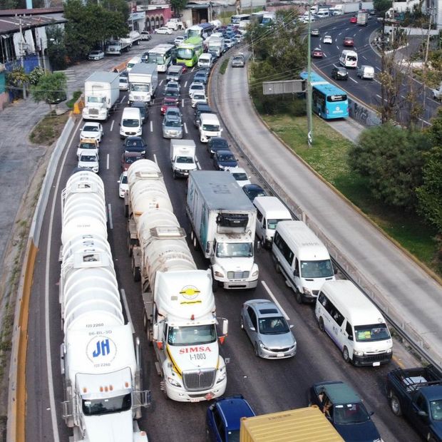 Caravana de transportistas en la autopista México-Pachuca, el 26 de octubre 2026. Foto: Cuartoscuro