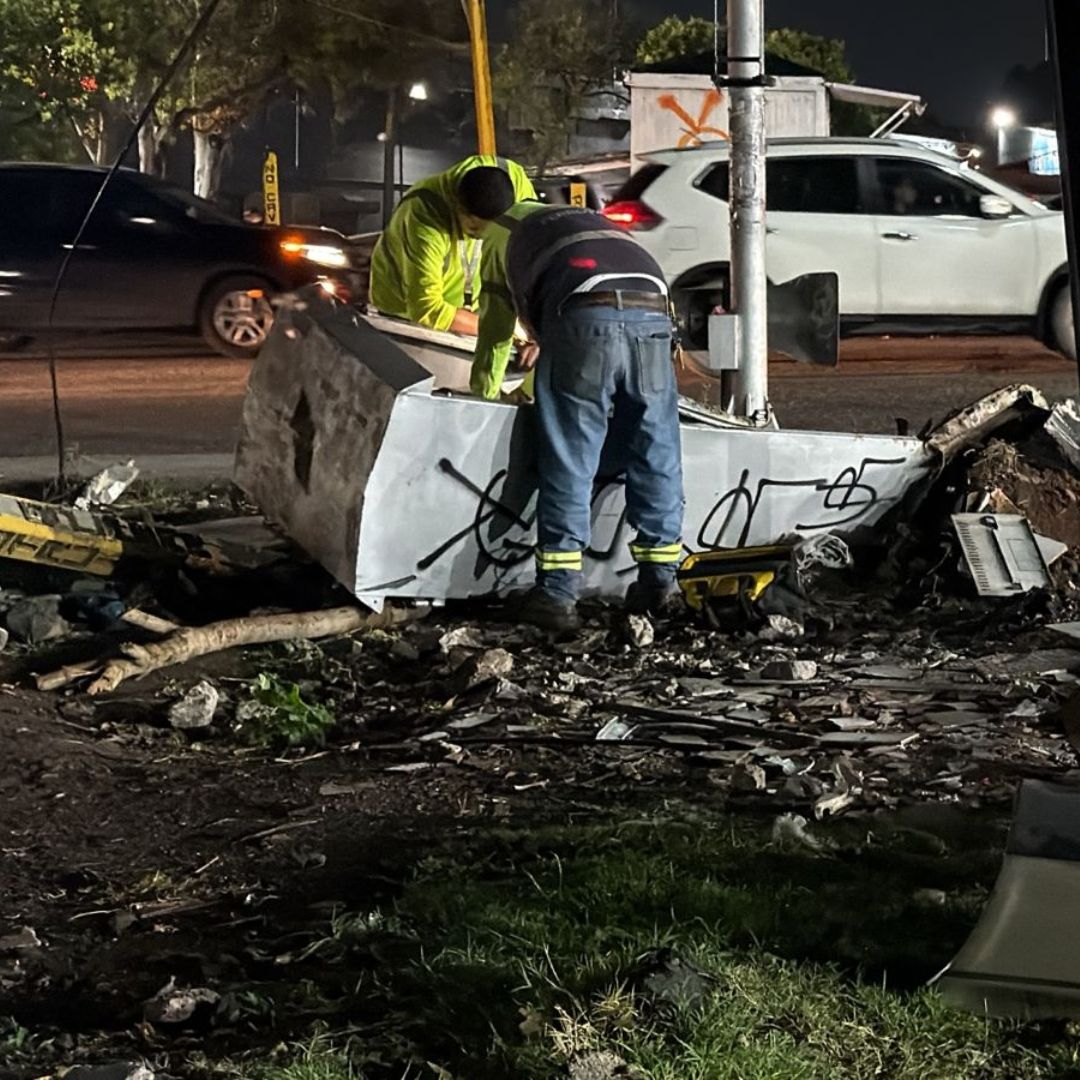 El auto terminó destrozado luego de ser arrollado por un tren en Ecatepec