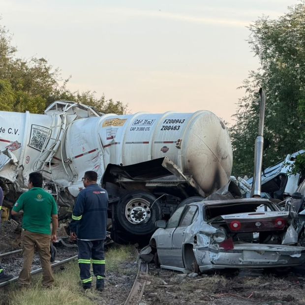 Tren Arrolla una Pipa y Carros de un Yonke en Culiacán