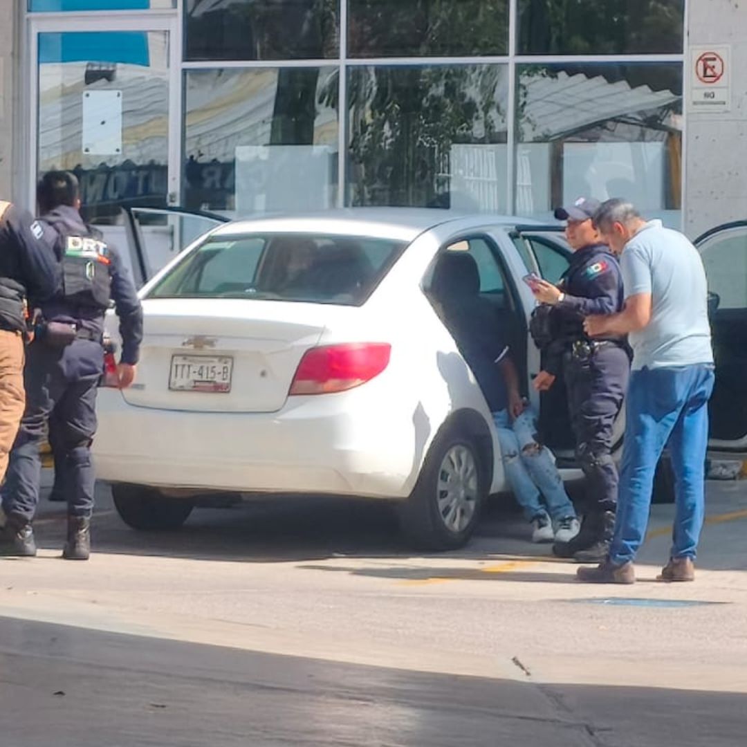 Las víctimas viajaban en el auto color blanco, cuando fueron interceptados.