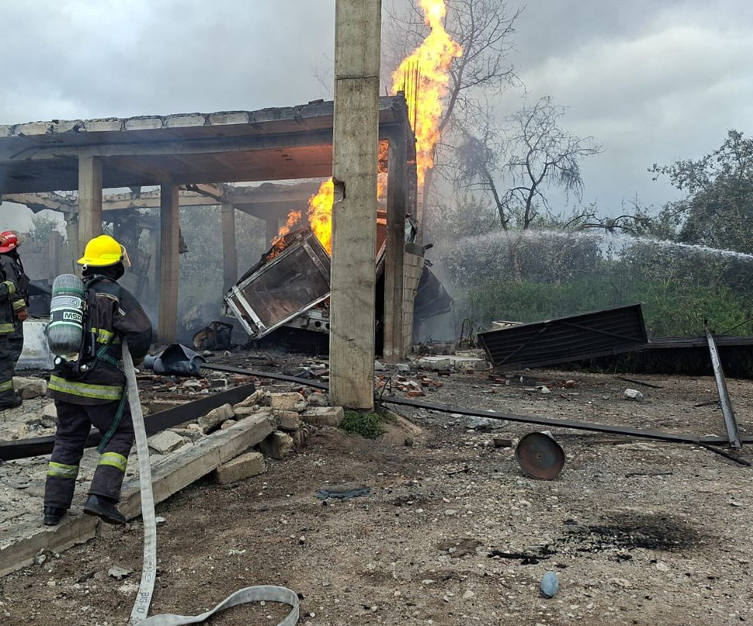 Continúan las labores de enfriamiento en la zona de la explosión.
