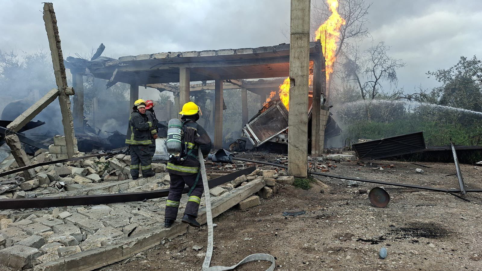 Continúan las labores de enfriamiento en la zona de la explosión.