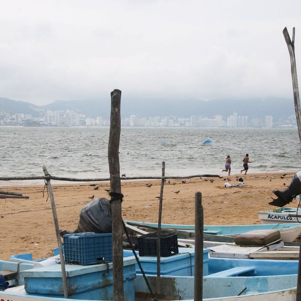 Barcos pesqueros en la arena en Acapulco, Guerrero, mientras el huracán Trudy avanza paralelo a la costa del Pacífico de México. Foto: Reuters