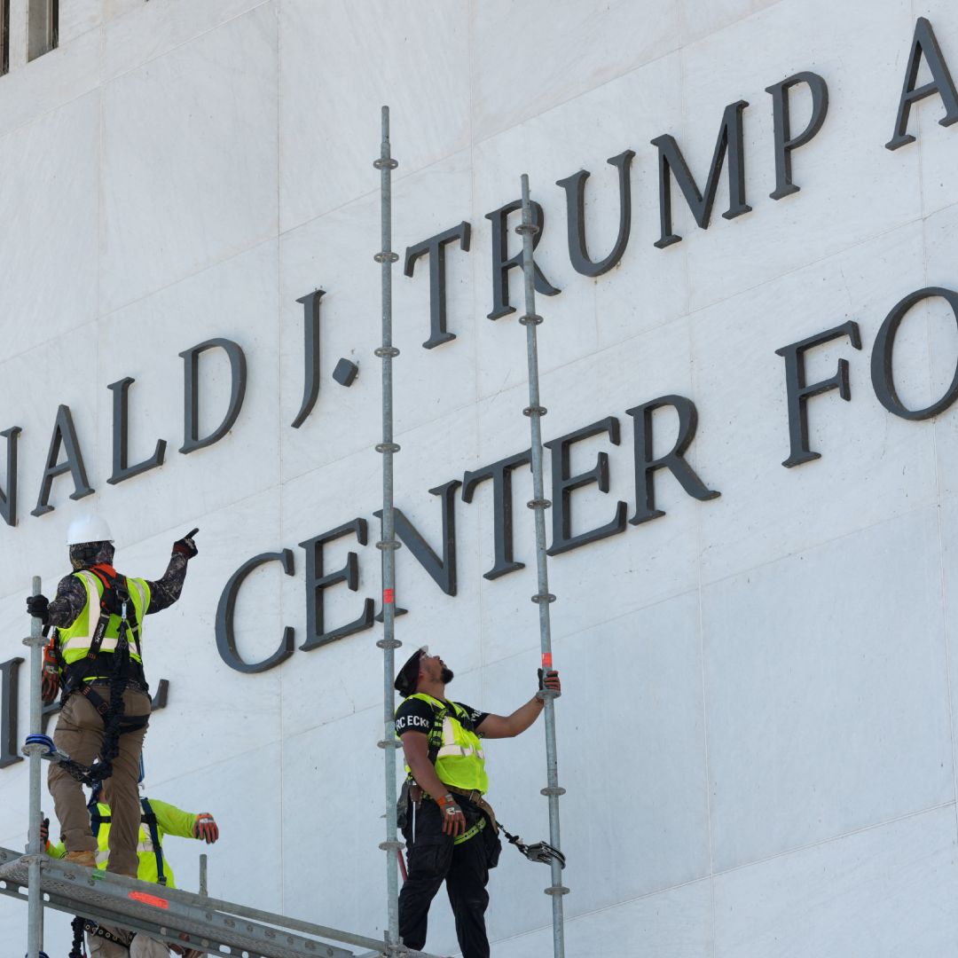 Trabajadores retiran nombre de Trump en el Centro Kennedy