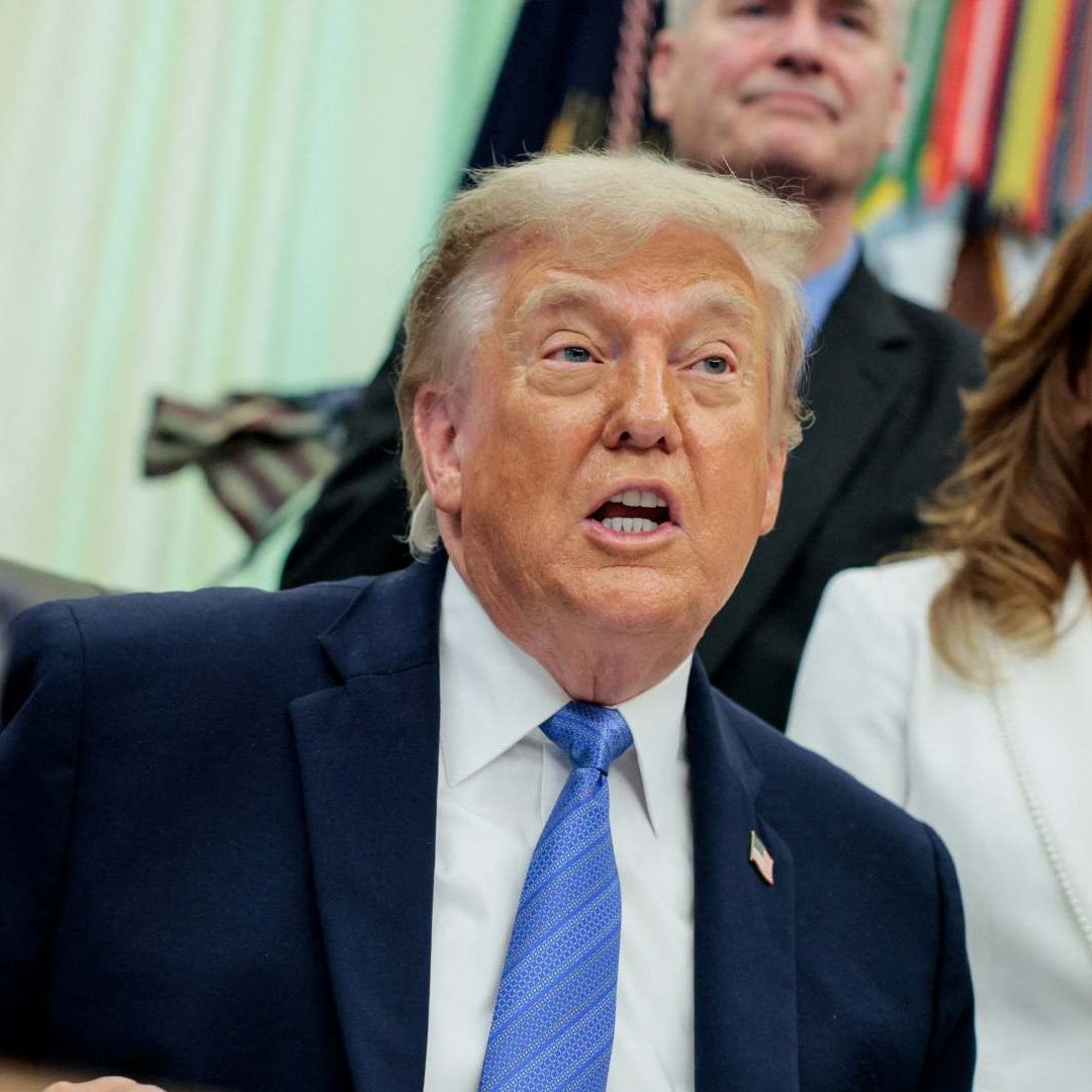 Donald Trump en el Despacho Oval mientras firma la Ley de Seguridad de Estados Unidos. Foto: Reuters