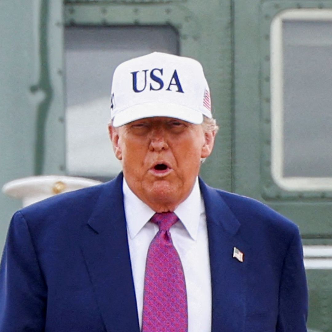 Donald Trump desciende del helicóptero Marine One para visitar Fort Bragg el 10 de junio de 2025. Foto: Reuters | Archivo