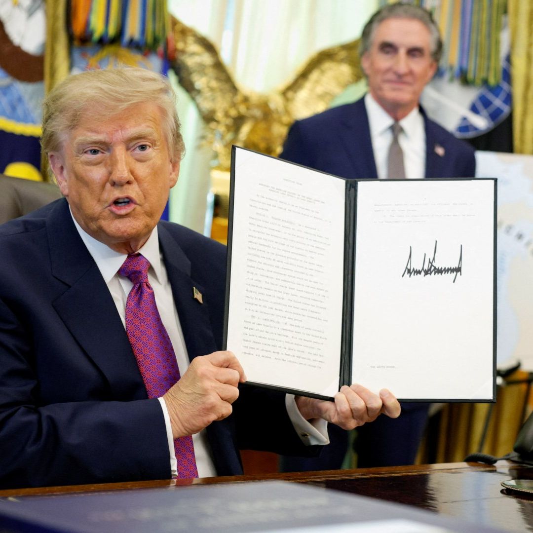 Trump muestra una orden ejecutiva que firmó en la Casa Blanca para cambiar el nombre del lago Ontario a lago América. Foto: Reuters