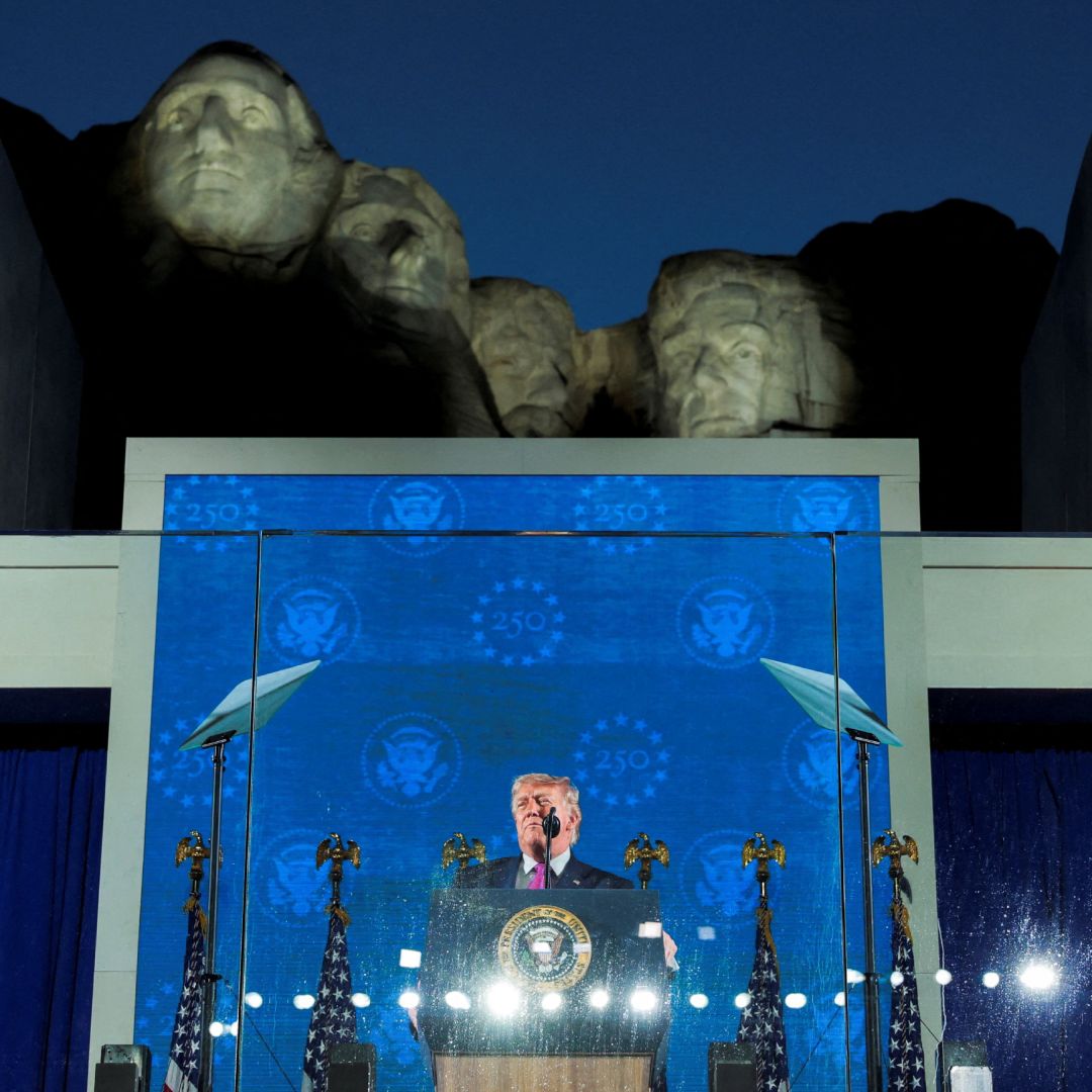 Donald Trump da discurso al pie del Monte Rushmore.