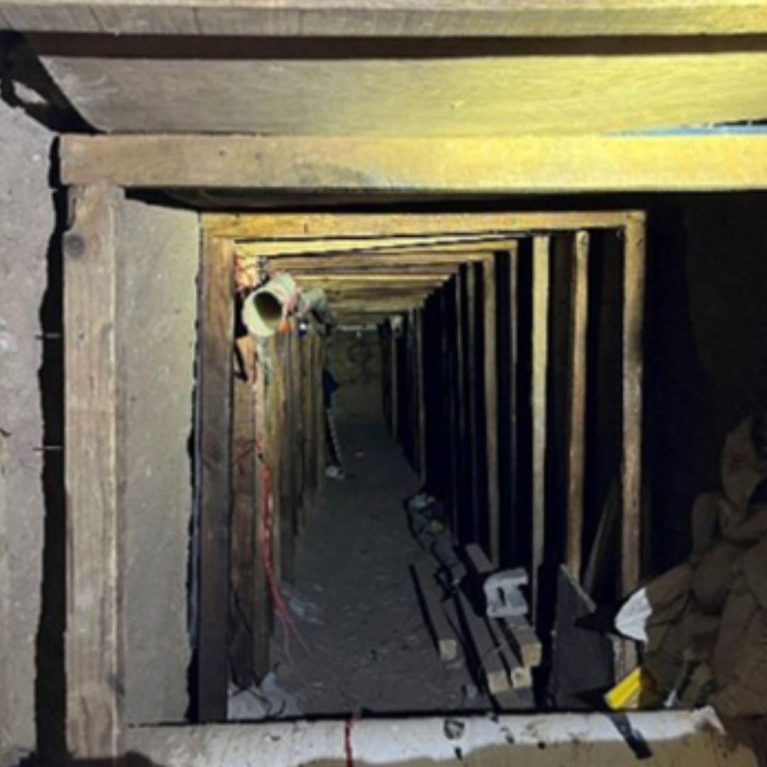Contrabandista Mexicano que Trasladó Migrantes en Túnel Bajo Frontera con EUA se Declara Culpable