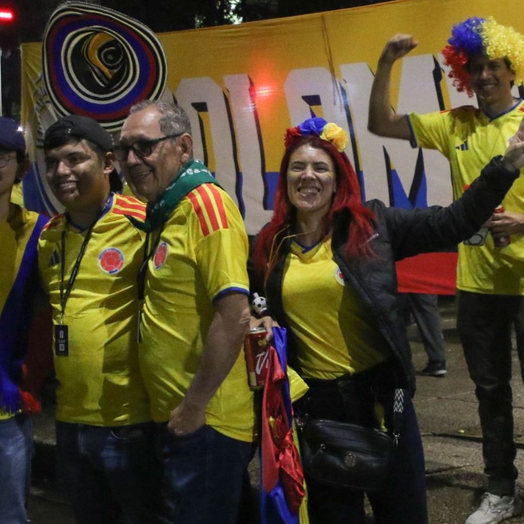 Aficionados colombianos festejan el triunfo de su selección.