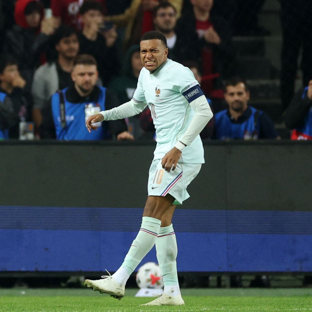 El delantero galo Kylian Mbappé se duele de la rodilla izquierda luego de marcar un gol ante Turquía