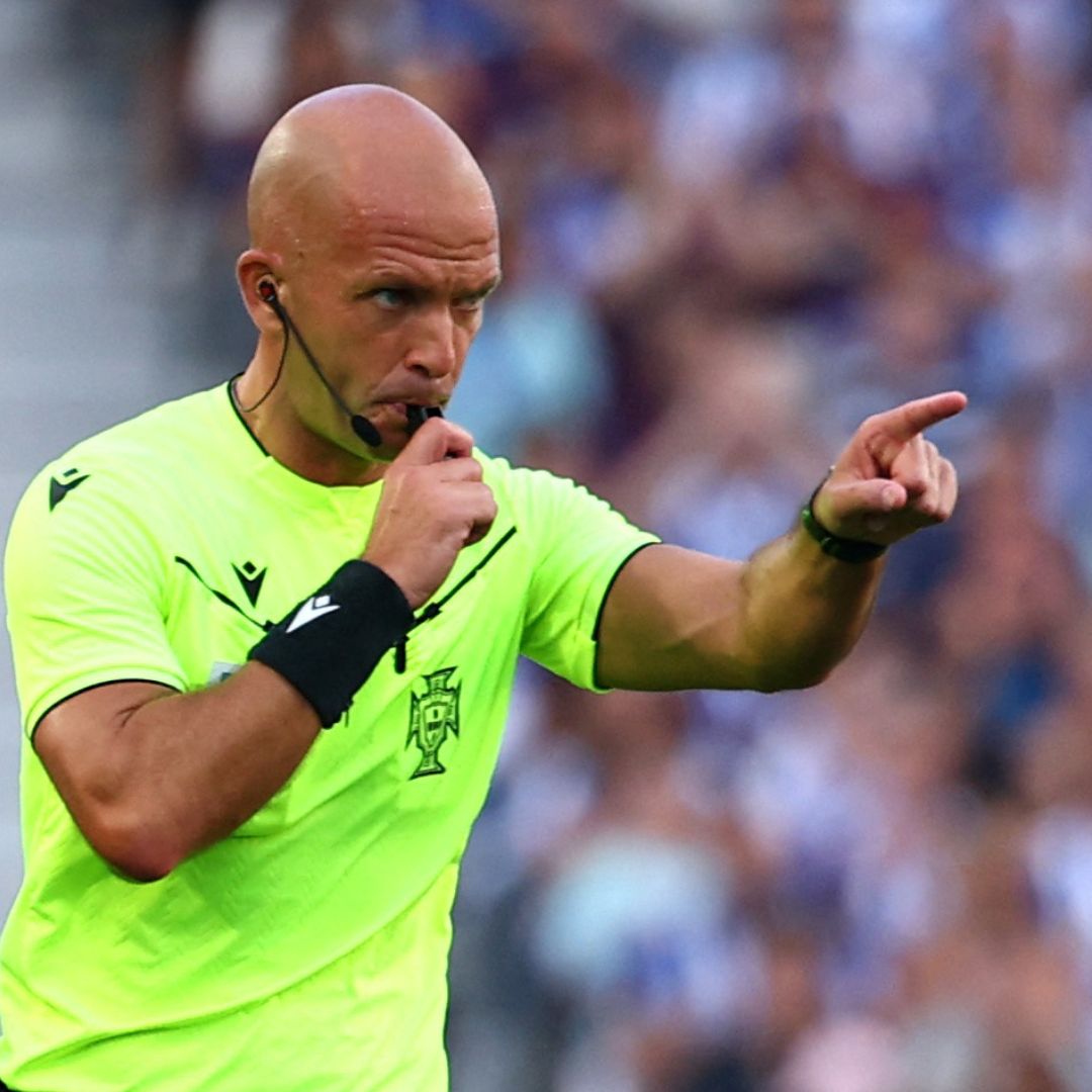 El árbitro Luis Godinho marca un penal después de haber revisado el VAR en el partido FC Porto vs. Alverca