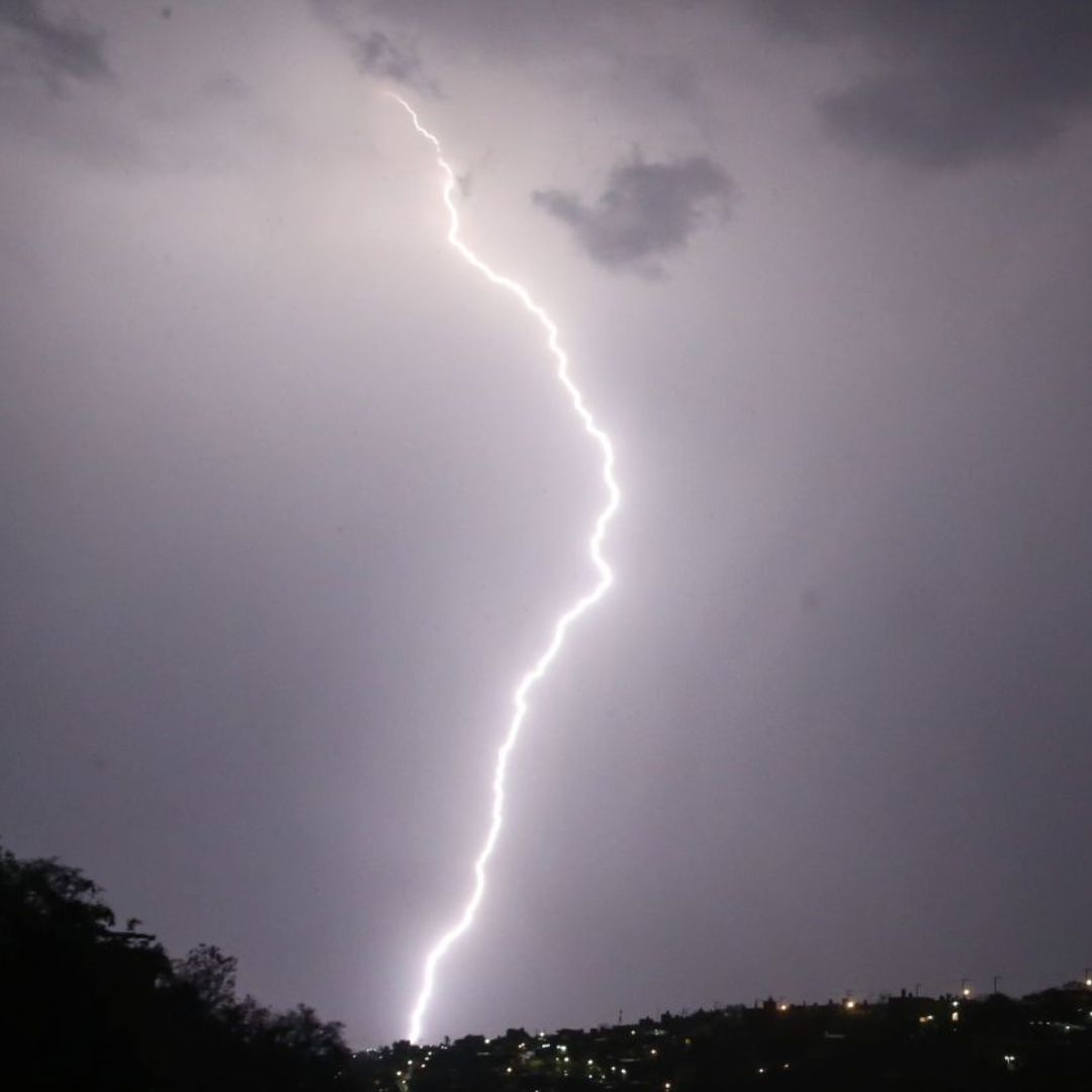 Un rayo cae sobre una zona verde. Foto: Cuartoscuro | Archivo