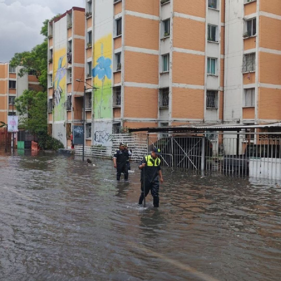 Agua rebasa banquetas por fuga en unidad habitacional Vicente Guerrero, en Iztapalapa
