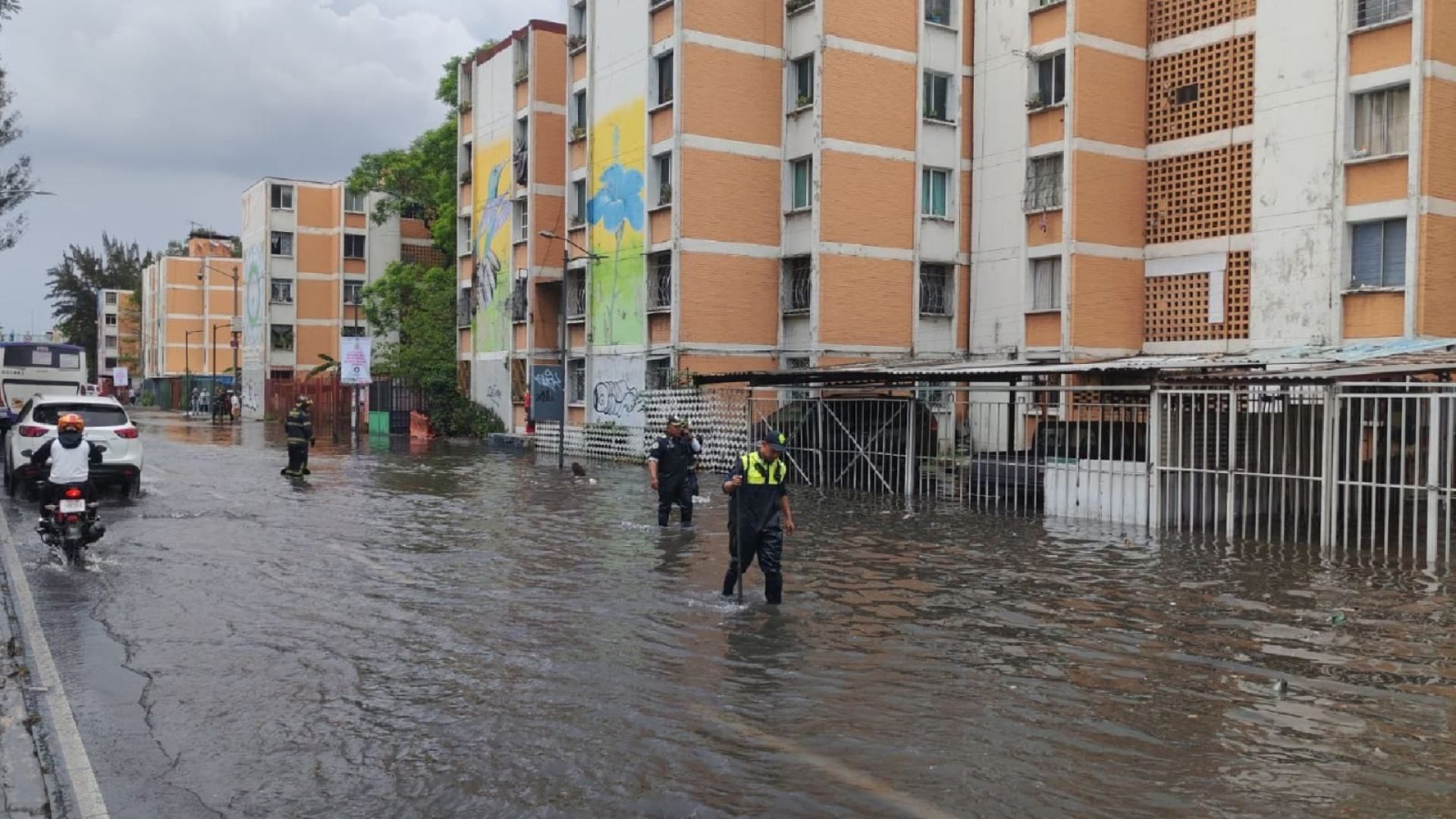 Agua rebasa banquetas por fuga en unidad habitacional Vicente Guerrero, en Iztapalapa