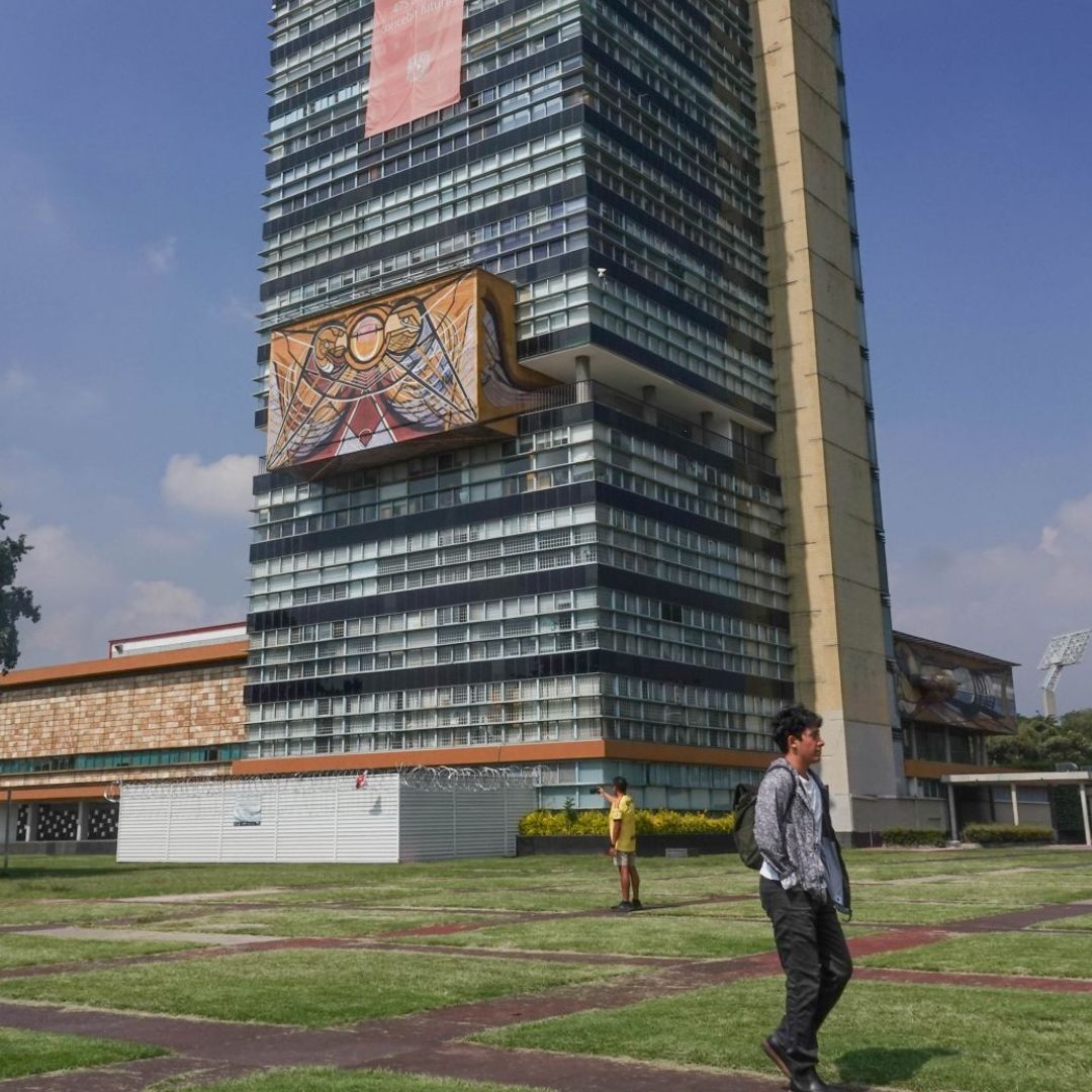 Vista de la Torre de Rectoría de la UNAM en Ciudad Universitaria