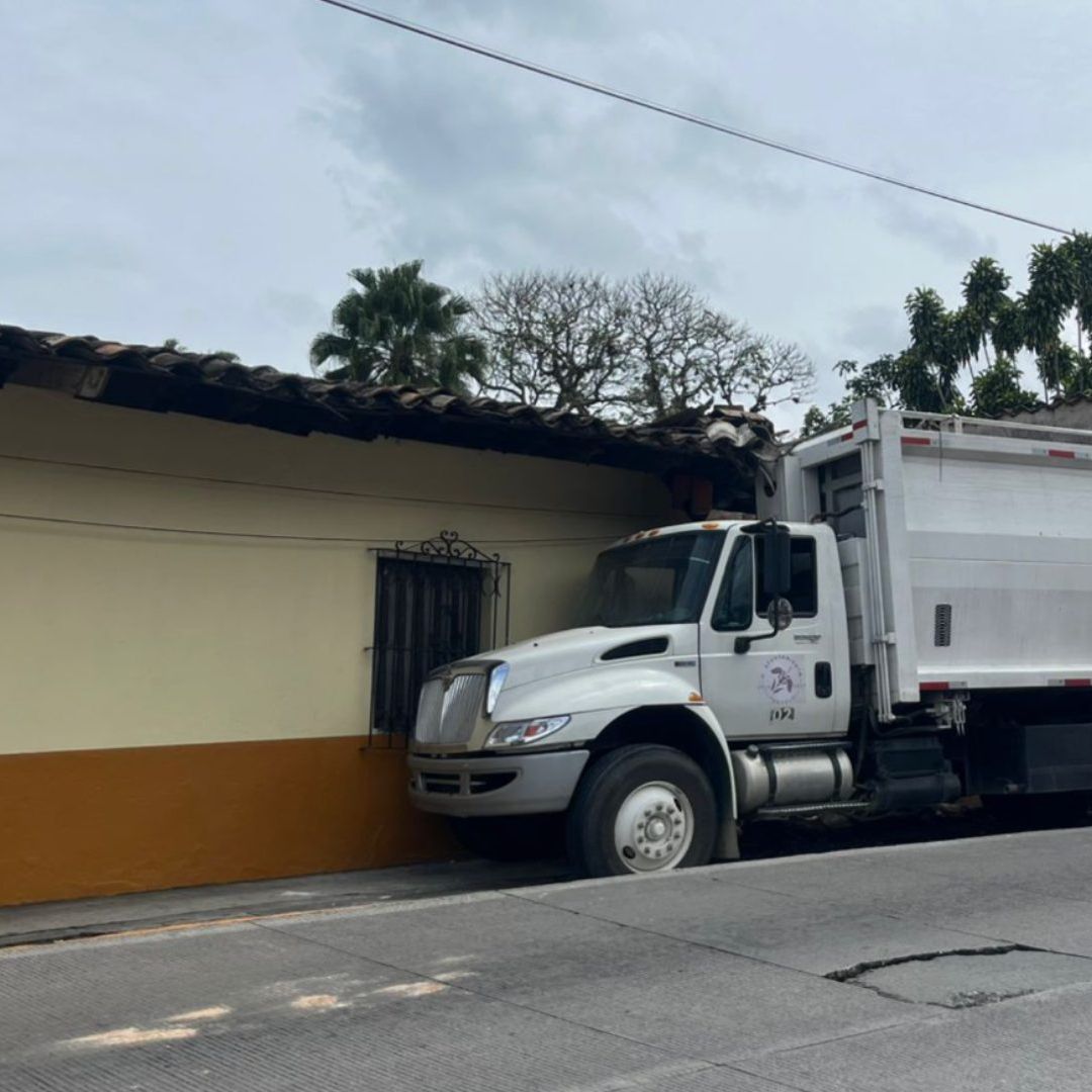 Camión de basura choca contra una vivienda en San Marcos.