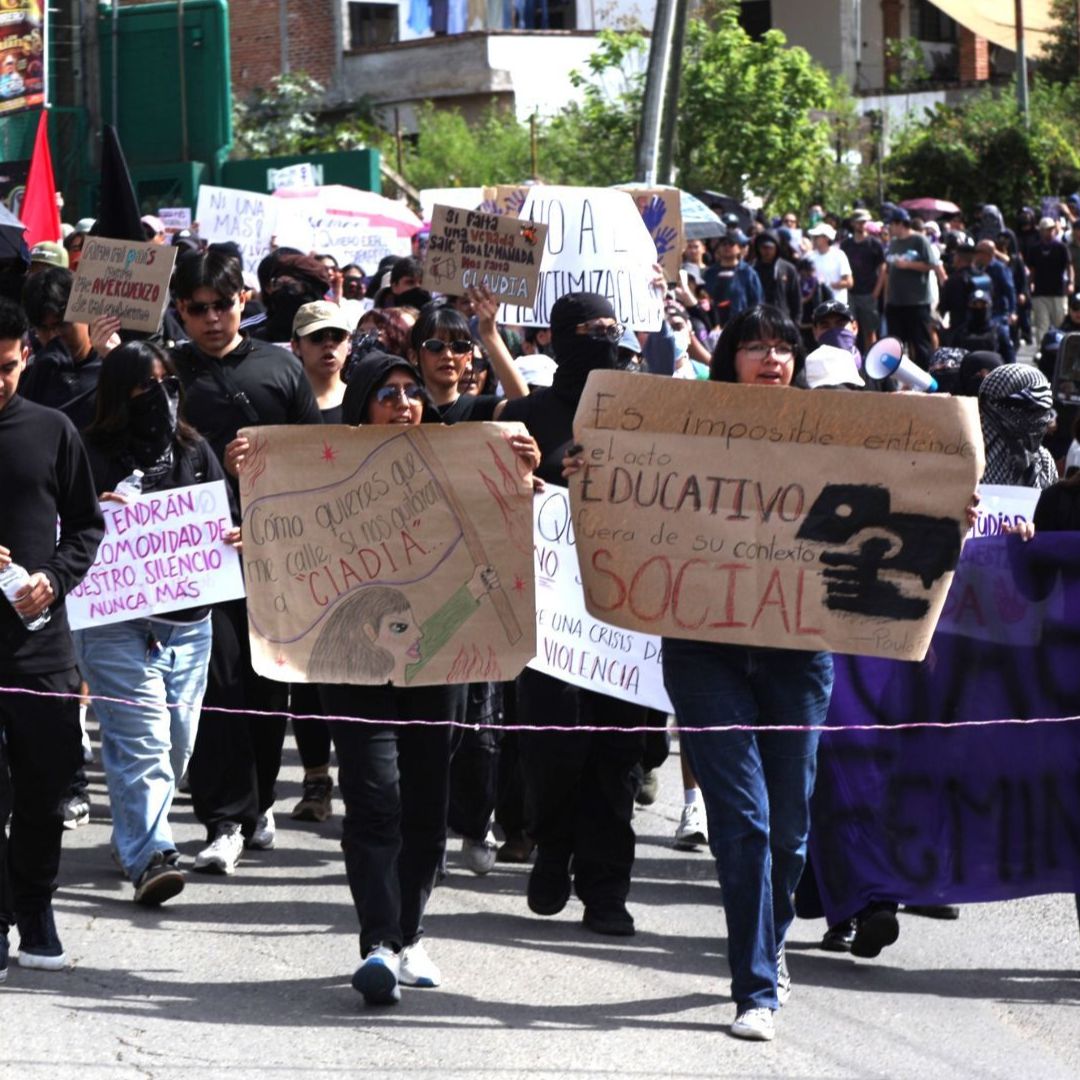 Estudiantes de la UAEM realizaron una protesta por el feminicidio de Claudia Tacoronte