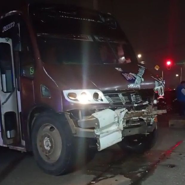 Urbano Choca Contra Laboratorio en Coatzacoalcos; Conductor Abandonó la Unidad