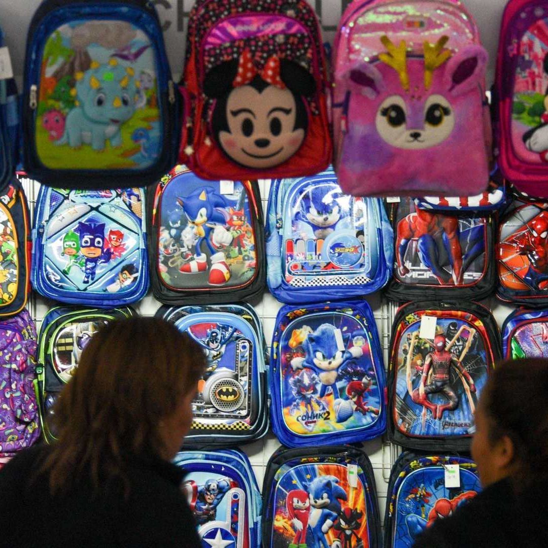 Mamás compran mochilas. Dónde comprar útiles escolares Kawaii