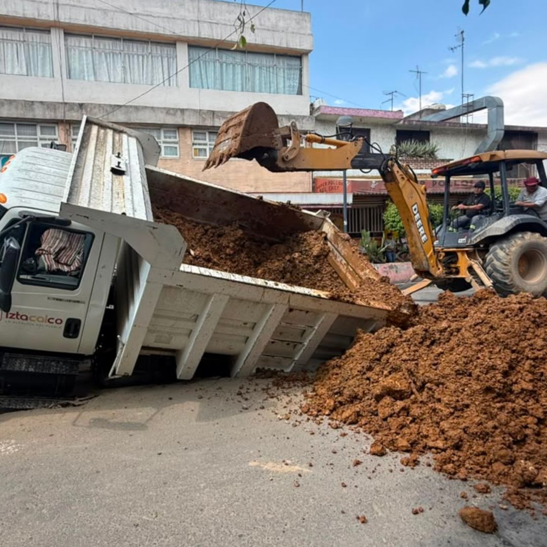 Caen en Socavones Vactor y Camión de Volteo Hoy en Ramos Millán, Iztacalco